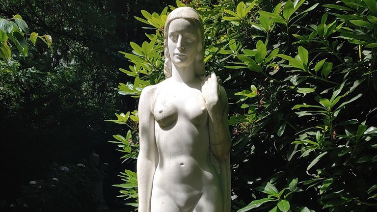 Hamburg: Statue im Garten der Frauen