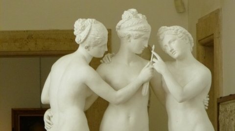 Statue mit Frauen in Rom