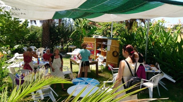 Alleinreisende Frauen beim Kreativprogramm in Arillas/Korfu