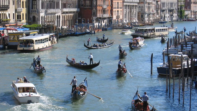 Gondeln auf dem Canal Grande in Venedig