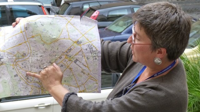 Reisefüherin Nadja Bennewitz zeigt römischen Stadtplan