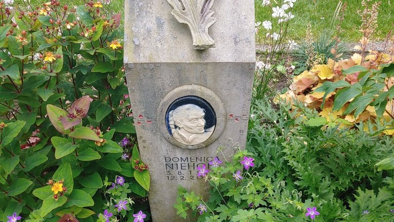 Hamburg: Grabmal im Garten der Frauen