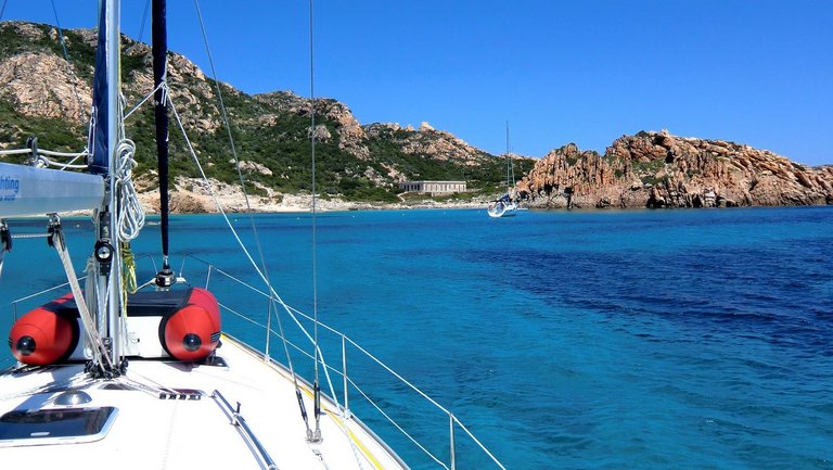 Segelboot beim Frauen-Segeltörn an der Costa Smeralda in Sardinien