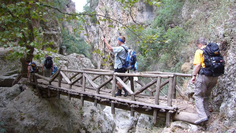 Wanderung in der Nähe der Pension Damnoni über kleine Schlucht im Süden Kretas