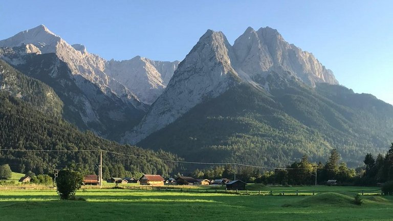 Blick auf die Zugspitze bei Wanderung im Blauen Land