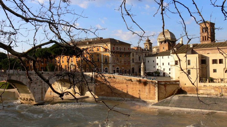 Der Tiber und die Synagoge in Rom