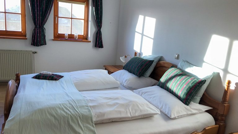 Gemütliches Doppelzimmer mit zwei Fenstern