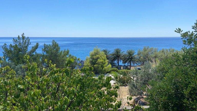 Blick vom Hotelzimmer auf das kretische blaue Mittelmeer 