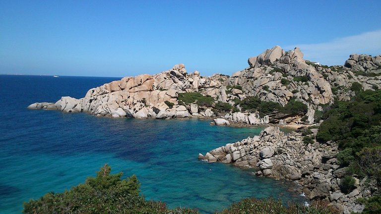 Küste im Nordosten von Sardinien beim Frauen-Segeltörn von FRIdA