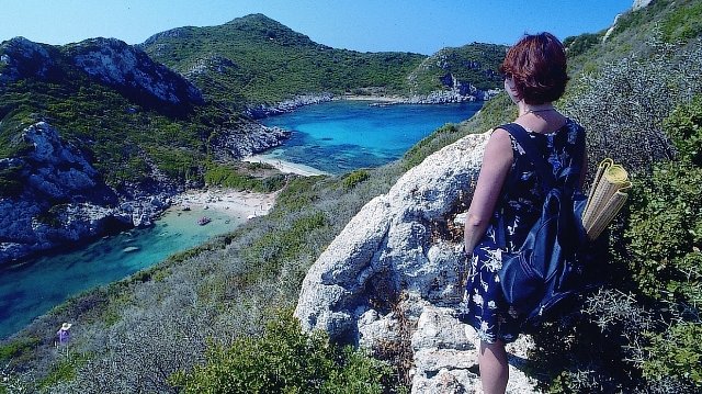 Alleinreisende Frau wandert in der Gegend von Arillas/Korfu
