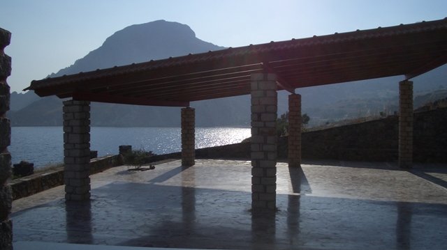 Dachterrasse im Hotel auf Kreta mit Blick auf das Meer